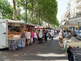 Un camion magasin sur un marché