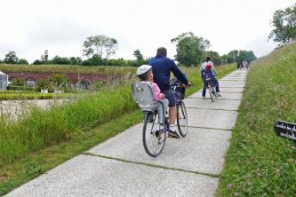 Des cyclistes aux Jardins suspendus lors du Vélotour