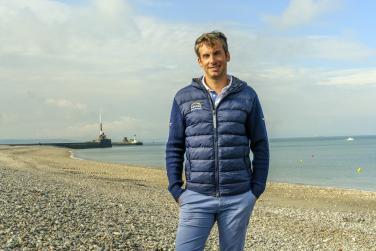 Charlie Dalin sur la plage du Havre