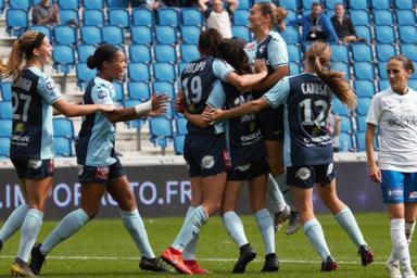 joueuses de foot sur le terrain