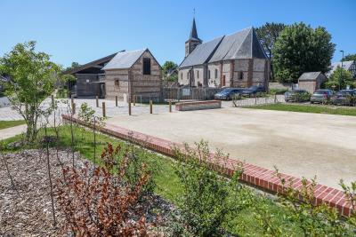 Place de la Mare Carré après travaux - Bénouville