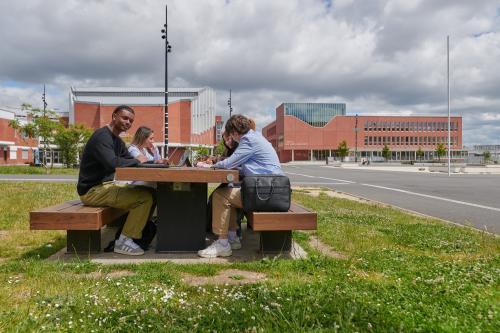 Des étudiants attablés devant le campus Raphaël Mallard au Havre