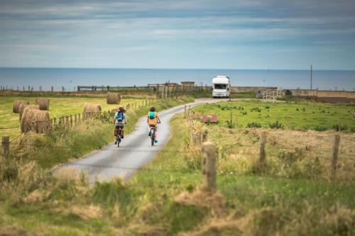 Cyclistes sur un chemin rural