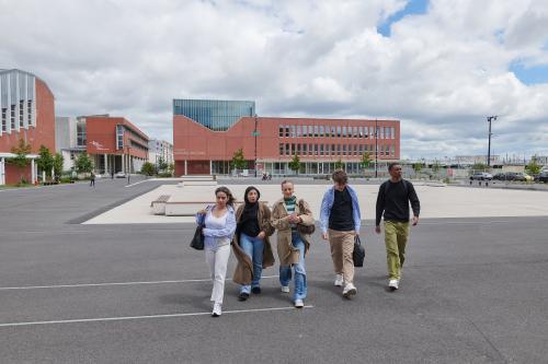 Des étudiants devant le campus Raphaël Mallard au Havre