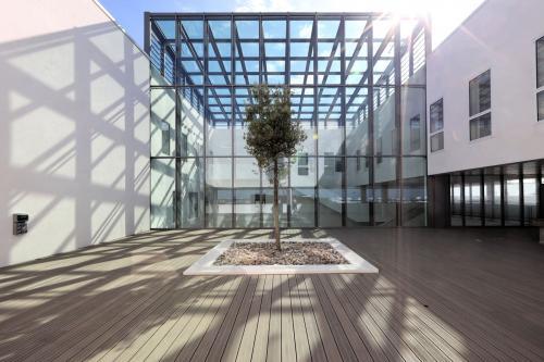 Patio ensoleillé de La Cité Numérique