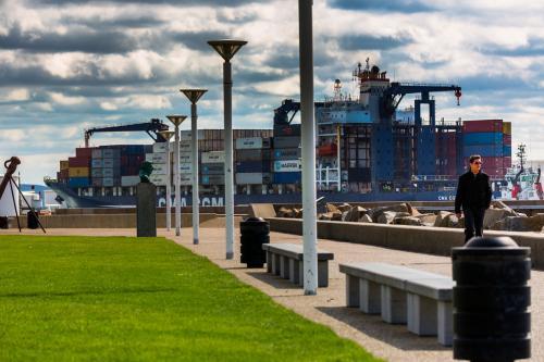 un porte-conteneur visible depuis le front de mer au Havre