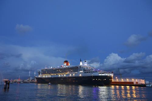 Le Queen Mary amarré au Havre