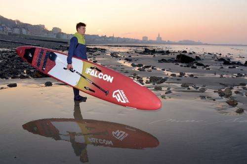 Tom Auber face à la mer avec son paddle