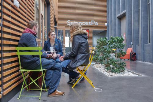 Des étudiants devant Sciences Po Le Havre