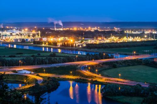 vue aérienne de la zone industrielle du Havre la nuit