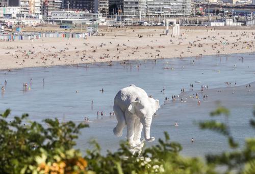 la sculpture à l'origine de Fabien Mérelle avec la plage du Havre en arrière plan