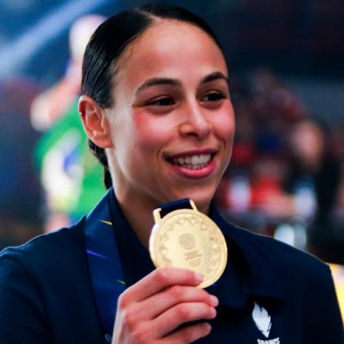 Amina Zidani, recevant sa médaille d'or aux Jeux Européens de 2023