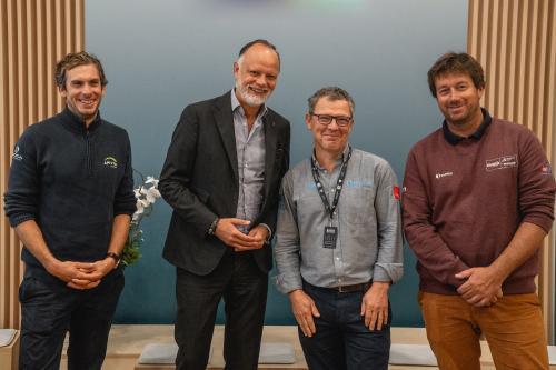 Édouard Philippe encourage les skippers havrais qui partent pour la Route du Rhum 2022 : de gauche à droite, Charlie Dalin, Yves Courbon et Cédric Chateau