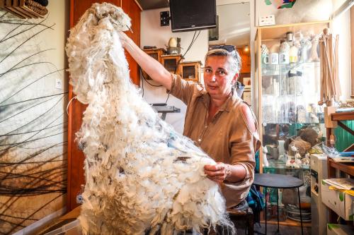 Emmanuelle Picot travaille à la main la laine des alpagas