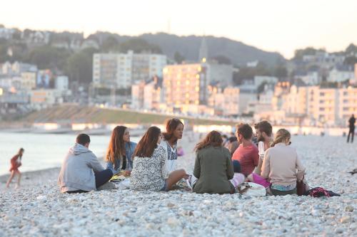 Étudiants sur la plage du Havre