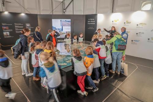 Une journée dédiée aux scolaires sur le village départ de la Transat Jacques Vabre Normandie Le Havre 2023