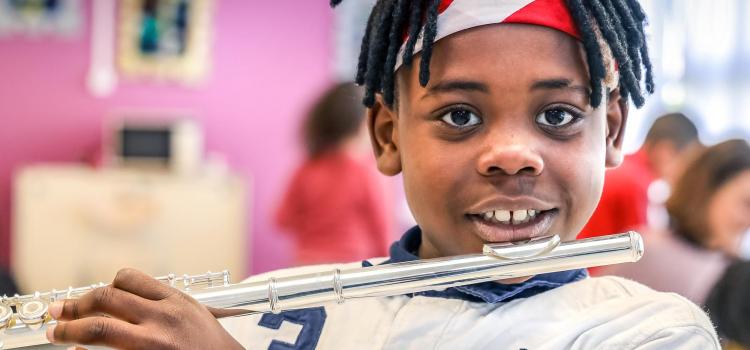 Élève avec son instrument, projet Démos