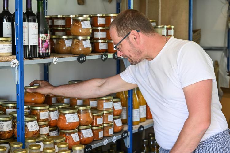 Franky Rubigny dans sa conserverie artisanale