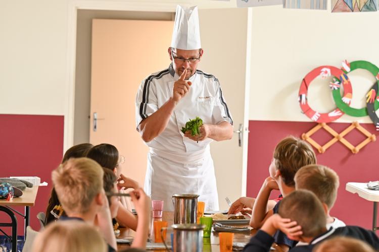Franky Rubigny en pleine animation autour des herbes aromatiques auprès des élèves de l’école de Saint-Martin-du-Bec